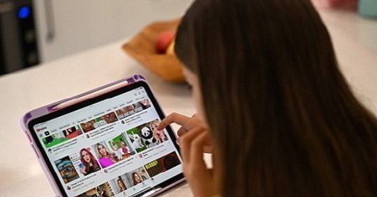 청소년이 유튜브를 보는 모습. 연합뉴스