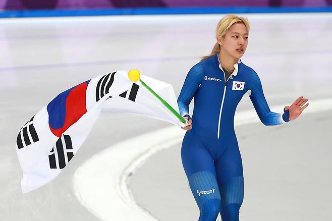 김보름이 2018년 열린 평창 겨울올림픽 스피드스케이팅 여자 매스스타트 결선에서 은메달을 차지한 뒤 태극기를 들고 빙판 위를 돌고 있다. 평창=뉴스1