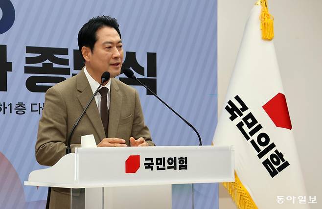 31일 오전 서울 여의도 중앙당사에서 국민의힘 사무처 당직자 종무식이 열렸다. 장동혁 국민의힘 대표와 송언석 원내대표 등이 참석했다. 장승윤 기자 tomato99@donga.com