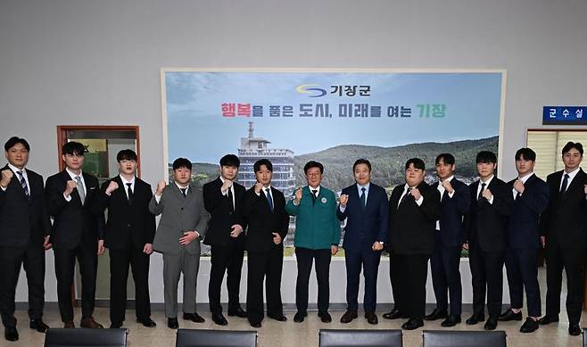부산시체육회 소속 ‘부산 갈매기 씨름단’의 운영 주체가 기장군으로 변경 확정돼 지난 30일 오후 군청에서 열린 재창단 기념식에서 정종복 기장군수(가운데)와 선수단이 함께 기념촬영하고 있다. 부산 기장군 제공