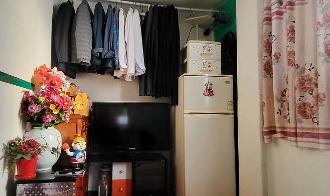 노란집에서 쫓겨나 10년을 꼬박 거주해온 방에 박철관(가명)씨가 깨끗하게 세탁해서 다려둔 양복과 하얀 와이셔츠가 걸려 있다. 87살의 그는 지금도 그 옷을 입고 가끔 ‘염 아르바이트’를 했다. 이문영 기자