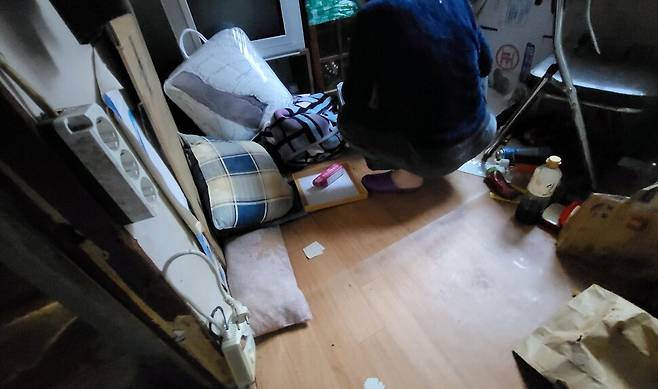 10년 전 ‘노란집’(서울시 용산구 동자동)에서 강제퇴거 당한 주민 박철관(가명)씨가 지난 11월10일 친구의 방에서 그가 남긴 물건들을 살펴보고 있다. 지난해 6월 그는 베개에 피를 토한 채 사망한 친구를 사흘 만에 발견해 경찰에 신고했다. 이문영 기자