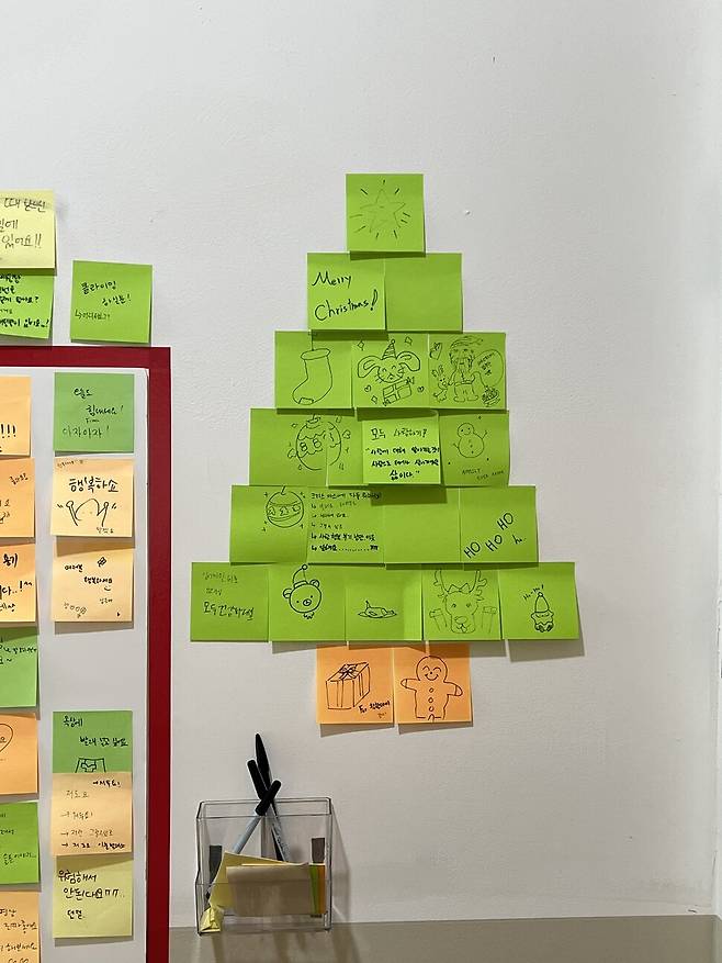 서재용씨는 거주 공간 로비에 포스트잇으로 크리스마스트리를 만들어 이웃 간 메시지를 주고받는 ‘공간’을 만들었다. 서재용 제공.
