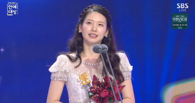 모델 김진경이 '2025 SBS 연예대상'에서 최우수상의 영예와 함께 임신을 발표했다. '2025 SBS 연예대상' 방송 캡처