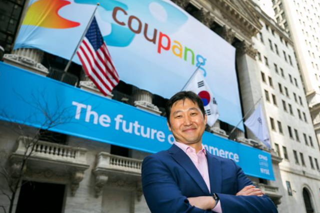 김범석 쿠팡 이사회 의장이 미국 뉴욕증권거래소(NYSE) 상장 첫날인 2021년 3월 11일 쿠팡 배너가 정면을 장식한 뉴욕증권거래소 앞에서 웃으며 포즈를 취하고 있다. AP 연합뉴스