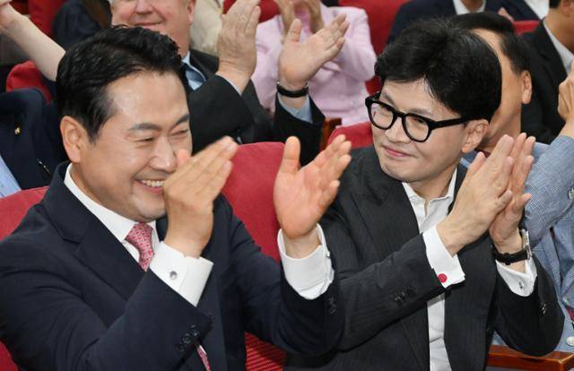 한동훈(오른쪽) 국민의힘 대표가 2024년 8월 21일 국회 의원회관에서 열린 장동혁 의원실 주최 ‘형법 제98조 개정 입법토론회 - 간첩죄 처벌 강화’ 토론회에서 박수를 치고 있다. 고영권 기자