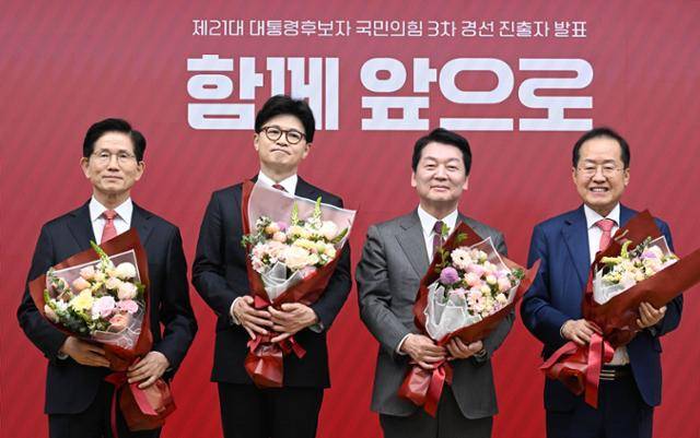2025년 4월 서울 여의도 국민의힘 당사에서 열린 제21대 대통령 후보자 국민의힘 3차 경선 진출자 발표 행사에서 결과발표 후 김문수(왼쪽부터), 한동훈, 안철수, 홍준표 후보가 기념촬영하고 있다. 고영권 기자