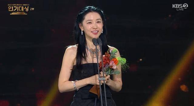 '2025 KBS 연기대상' 배우 이영애가 올해 세상을 떠난 故 이순재 김지미 윤석화를 언급하며 명복을 길었다. KBS 영상 캡처