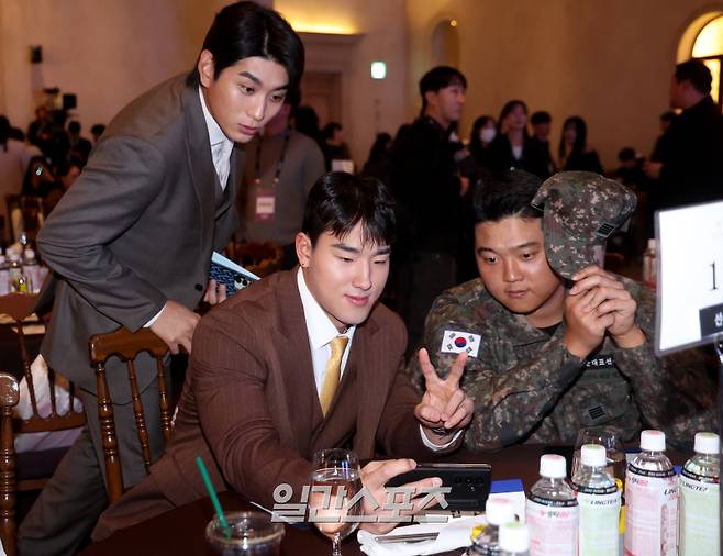 (주)조아제약과 일간스포츠가 공동제정한 '2025 조아제약 프로야구 대상' 시상식이 2일 오전 서울 강남구 라움아트센터에서 열렸다. 시상식 전 이정후가 안현민과 한동희 뒤에서 함께 사진을 찍고 있다. 국내 최고의 권위를 자랑하는 일간스포츠-조아제약 프로야구 대상은 1977년 출범 이후 48년의 역사를 이어온 명실상부 국내 최고의 프로야구 시상식이다. 올해 시상식은 전통 시상식의 틀을 뛰어넘어, 팬들이 참여하는 토크쇼, 특별사인회 등 다채로운 행사로 거듭났다. 특별취재단/2025.12.02/