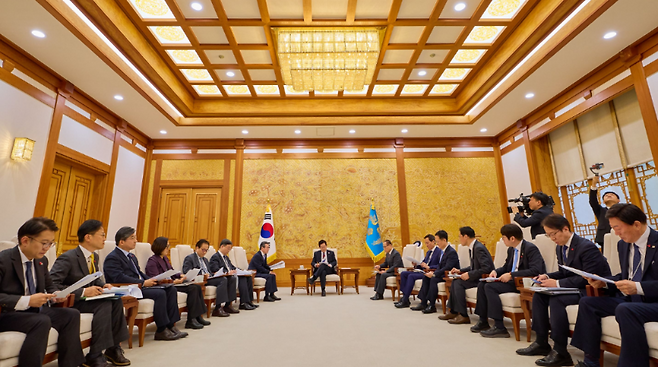 이재명 대통령이 취임 후 약 7개월 만인 29일, 청와대 옮긴 이후 접견실에서 참모들과 함께 차담회를 하고 있다. (대통령실)