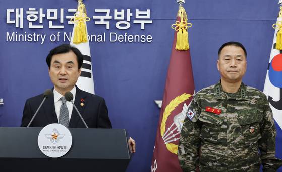 안규백 국방부 장관(왼쪽)과 주일석 해병대사령관이 31일 서울 용산구 국방부 브리핑룸에서 '준4군 체제로의 해병대 개편' 관련 기자회견을 하고 있다. 연합뉴스