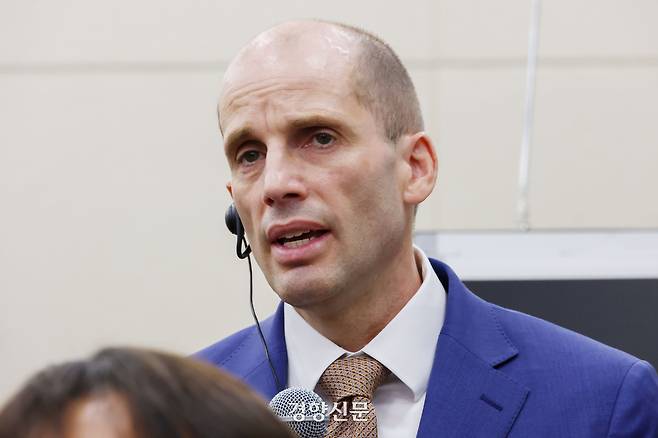 해롤드 로저스 쿠팡 임시대표가 31일 국회에서 열린 쿠팡 침해사고 및 개인정보 유출, 불공정 거래, 노동환경 실태 파악과 재발 방지 대책 마련을 위한 청문회에서 의원 질의에 답하고 있다. 2025.12.31 한수빈 기자