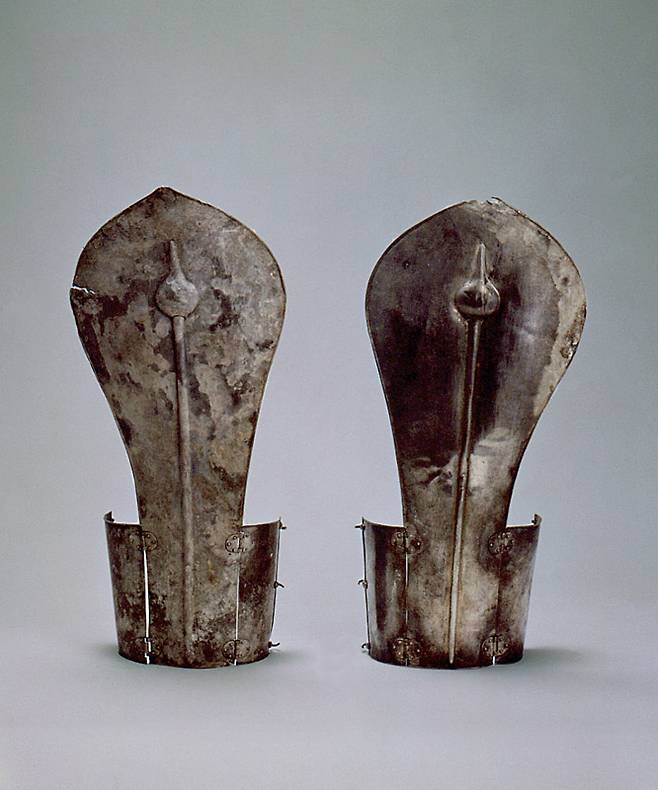 국가지정문화유산 보물인 ‘황남대총 남분 은제 팔뚝가리개’. 국가유산청 제공