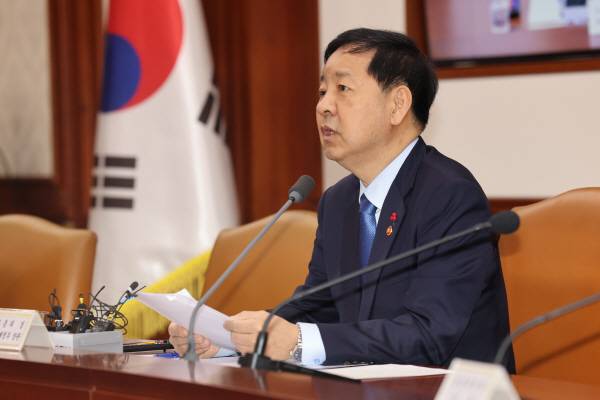 구윤철 부총리 겸 기획재정부 장관이 31일 정부서울청사에서 열린 ‘경제관계장관회의 겸 성장전략 TF’ 회의에서 모두발언을 하고 있다. 연합뉴스