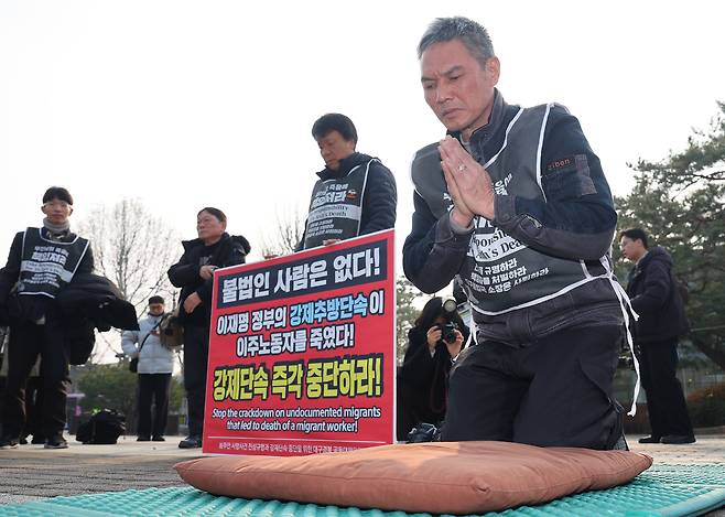 Vu Van Sung (right), father of Vu Tu Anh, a Vietnamese woman who died during an immigration enforcement raid, holds a protest calling for a halt to such immigration crackdowns in front of Cheong Wa Dae on Monday. (Yonhap)