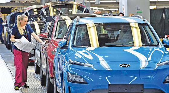 Hyundai Motor engineers manufacture cars at Hyundai Motor's manufacturing plant in the Czech Republic. [HYUNDAI MOTOR]