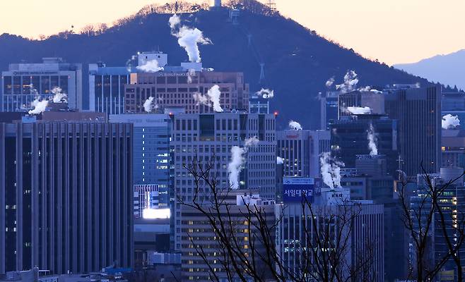 Water vapors rise from houses in Seoul from their heating systems on Dec. 26, 2025. [NEWS1]