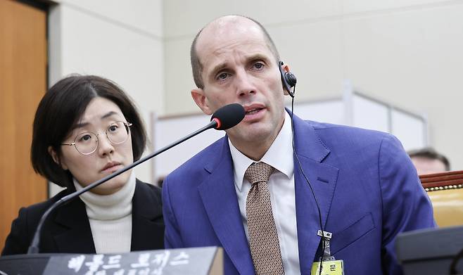 Harold Rogers, interim Coupang CEO, right, speaks at the National Assembly's Science, ICT, Broadcasting and Communications Committee in western Seoul on Dec. 31. [LIM HYUN-DONG]
