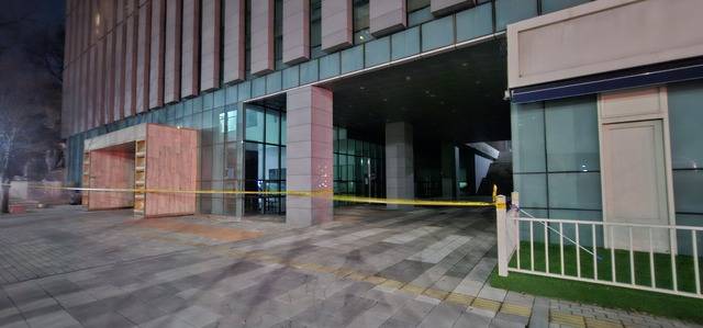 31일 오후 평택시 장안동 국제대학교 국제컨벤션센터가 가스 누출 사고로 통제된 모습. 윤동현 기자