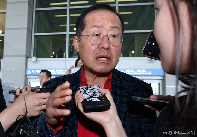 (인천공항=뉴스1) 권현진 기자 = 국민의힘 대선 경선에서 탈락한 뒤 정계 은퇴를 선언하고 하와이로 떠났던 홍준표 전 대구시장이 17일 인천국제공항을 통해 귀국해 인터뷰를 하고  있다. 2025.6.17/뉴스1  Copyright (C) 뉴스1. All rights reserved. 무단 전재 및 재배포,  AI학습 이용 금지. /사진=(인천공항=뉴스1) 권현진 기자