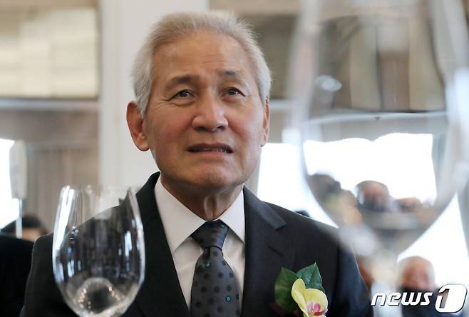 '국민 배우' 안성기가 혈액암 재발로 투병 중이던 가운데 심정지 상태로 병원에 이송돼 중환자실에서 치료를 받고 있다./사진=뉴스1