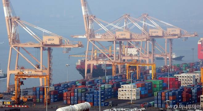 (평택=뉴스1) 김영운 기자 = 산업통상부·관세청이 29일 연간 누계 수출액이 7000억 달러(잠정치)를 달성했다고 발표했다.  수출 7000억 달러 돌파는 2018년 6000억 달러 달성 이후 7년 만이며 전 세계에서 6번째로 달성했다.  사진은 이날 경기 평택시 포승읍 평택항에 수출용 컨테이너가 쌓여있다.  2025.12.29/뉴스1  Copyright (C) 뉴스1. All rights reserved. 무단 전재 및 재배포,  AI학습 이용 금지. /사진=(평택=뉴스1) 김영운 기자