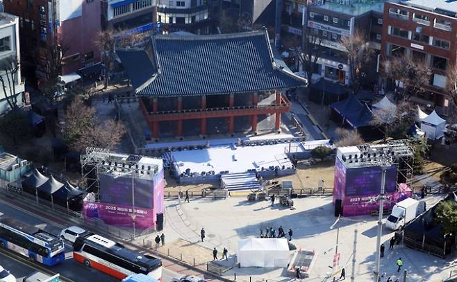 경찰이 서울에서 열리는 제야의 종 타종 행사를 앞두고 31일 오후부터 대규모 교통 통제를 진행한다. 사진은 지난 30일 서울 종로구 보신각 일대에서 '제야의 종 타종 행사'를 앞두고 행사준비가 진행된 모습. /사진=뉴스1