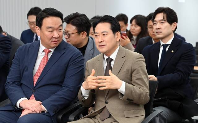 종무식  : 국민의힘 장동혁(앞줄 오른쪽) 대표와 정희용 사무총장이 31일 오전 서울 영등포구 여의동 당사에서 열린 종무식에서 이야기하고 있다. 곽성호 기자