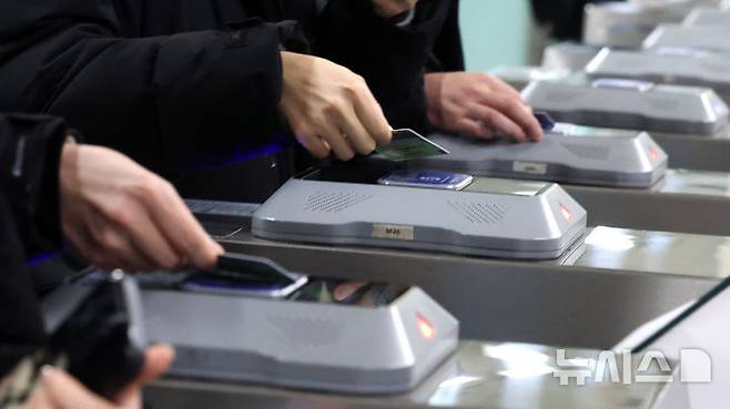 [서울=뉴시스] 서울시 내 한 지하철역에서 시민들이 개찰구를 나서고 있다. photo@newsis.com