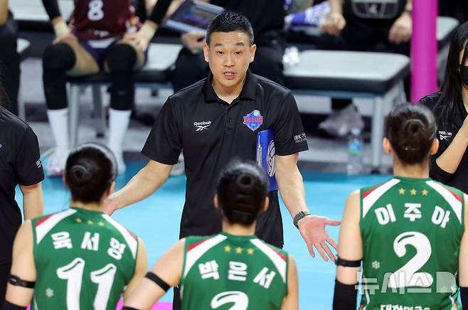 [인천=뉴시스] 홍효식 기자 = 24일 인천 부평구 인천삼산월드체육관에서 열린 2025-2026 V-리그 여자부 3라운드 흥국생명과 IBK기업은행의 경기, 여오현 IBK기업은행 감독대행이 선수들에게 지시하고 있다. 2025.12.24. yesphoto@newsis.com