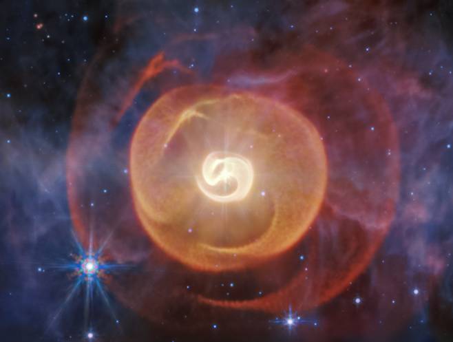 제임스웹의 중적외선으로 관측한 아펩 성운. NASA, ESA, CSA, STScI