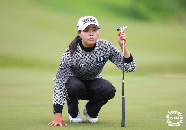 그린 경사를 읽고 있는 성유진. 사진 제공=KLPGA
