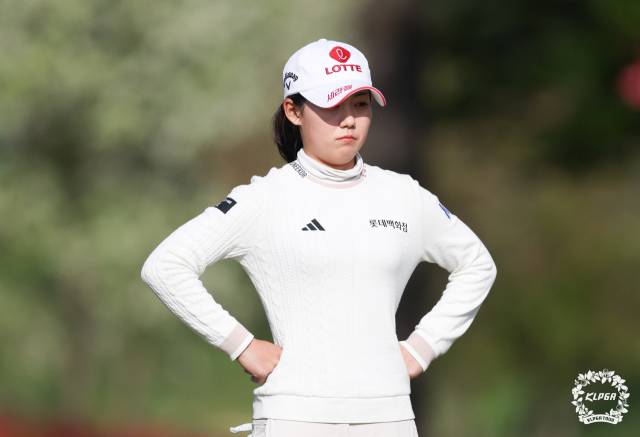 홀 공략을 고심하고 있는 황유민. 사진 제공=KLPGA