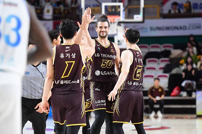 이번 시즌 프로농구 상위권 순위 다툼은 매우 치열하다. 선두 LG부터 5위 SK까지 격차가 3.5경기에 불과해 그 누구도 안심할 수 없는 상황이다. 선두를 질주 중인 LG 선수들. 사진제공ㅣKBL