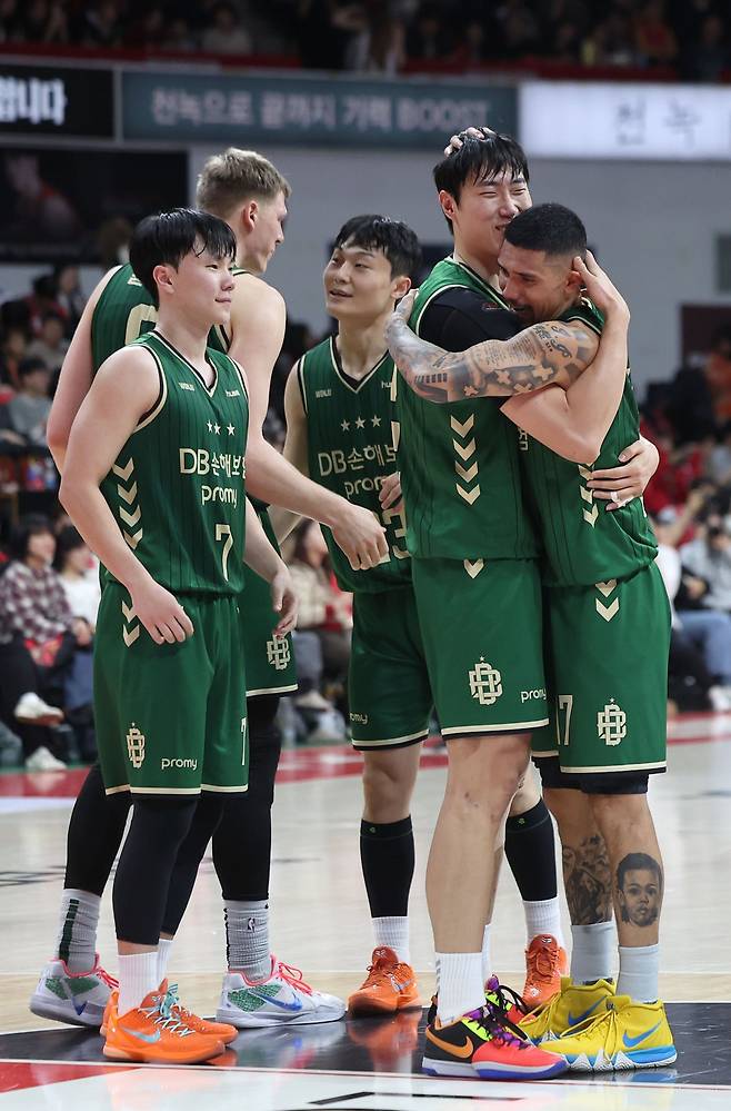이번 시즌 프로농구 상위권 순위 다툼은 매우 치열하다. 선두 LG부터 5위 SK까지 격차가 3.5경기에 불과해 그 누구도 안심할 수 없는 상황이다. 공동 3위 DB 선수들. 뉴시스