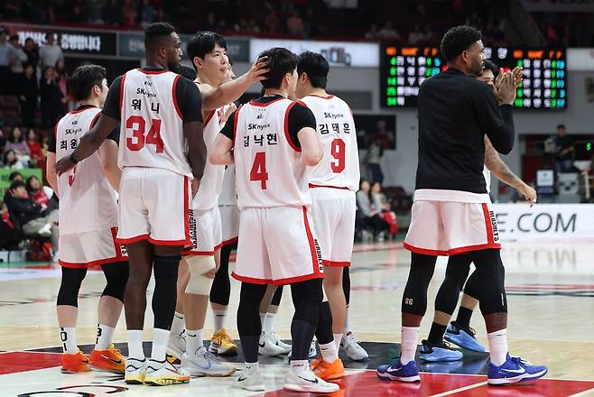 이번 시즌 프로농구 상위권 순위 다툼은 매우 치열하다. 선두 LG부터 5위 SK까지 격차가 3.5경기에 불과해 그 누구도 안심할 수 없는 상황이다. 5위 SK&nbsp;선수들. 뉴시스