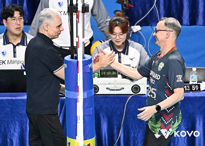 ▲ 왼쪽부터 레오나르도 카르발류 감독,&nbsp;마우리시오 파에스 감독 ⓒKOVO