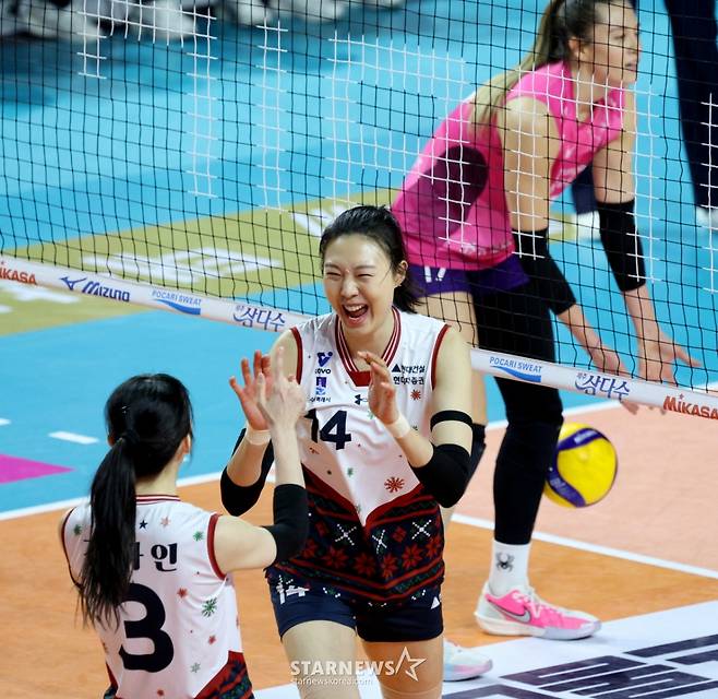 현대 양효진이 2025년 마지막날인 31일 인천삼산체육관에서 열린 2025-2026 진에어 V리그 여자부 현대건설과 흥국생명 경기에서 블로킹에 성공한 후 환호하고 있다. /사진=강영조 선임기자