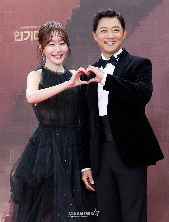 배우 엄지원, 안재욱이 31일 서울 영등포구 KBS신관홀에서 진행된 '2025 KBS 연기대상' 레드카펫 행사에 참석해 포즈를 취하고 있다. /2025.12.31 /사진=김휘선 hwijpg@