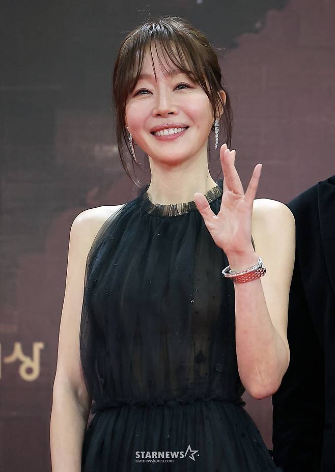 (서울=뉴스1) 김진환 기자 = 배우 엄지원이 31일 오후 서울 영등포구 KBS 신관에서 진행된 ‘2025 KBS 연기대상’ 레드카펫 행사에 참석해 포즈를 취하고 있다. 2025.12.31/뉴스1  Copyright (C) 뉴스1. All rights reserved. 무단 전재 및 재배포,  AI학습 이용 금지. /사진=(서울=뉴스1) 김진환 기자