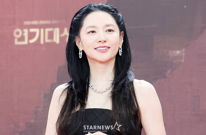 배우 이영애가 31일 서울 영등포구 KBS신관홀에서 진행된 '2025 KBS 연기대상' 레드카펫 행사에 참석해 포즈를 취하고 있다. /2025.12.31 /사진=김휘선 hwijpg@