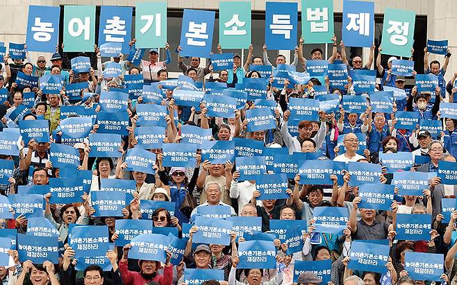 정부가 농어촌 기본소득 시범사업을 내년부터 시행한다.[사진｜뉴시스]