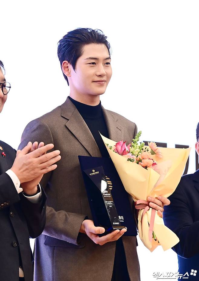 오상욱이 30일 서울 여의도 국회도서관 대강당에서 열린 '2025 국가브랜드 컨퍼런스'에서 '글로벌 스포츠 챔피언십' 부문을 수상했다. 사진 박지영 기자