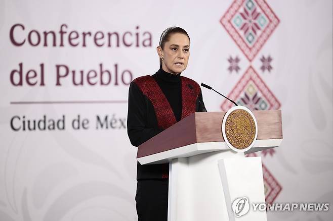 30일(현지시간) 기자회견하는 클라우디아 셰인바움 멕시코 대통령 [멕시코시티 EPA=연합뉴스. 재판매 및 DB 금지]