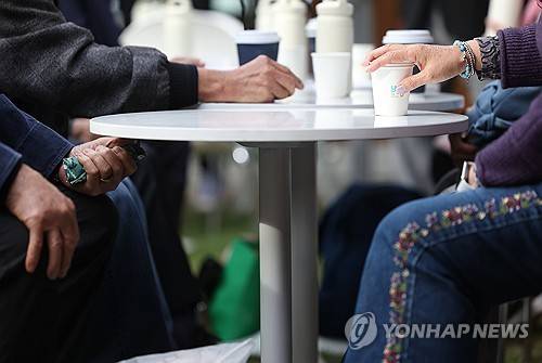 담소 나누는 어르신들 [연합뉴스 자료사진]