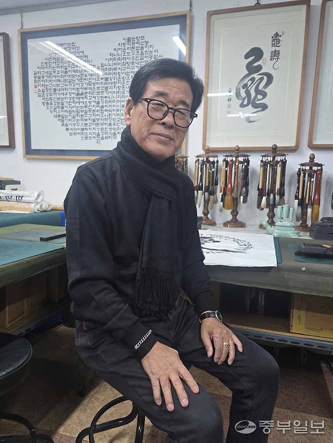 중부일보와 인터뷰 후 사진 촬영 중인 설파 문공수 서예가. 장학인기자