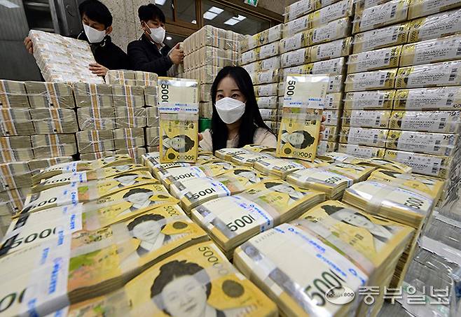 수원시 장안구 한국은행 경기본부에서 경기남부 17개 시 관할 은행에 발행할 설 자금을 직원들이 검수하고 있다. 사진=노민규기자