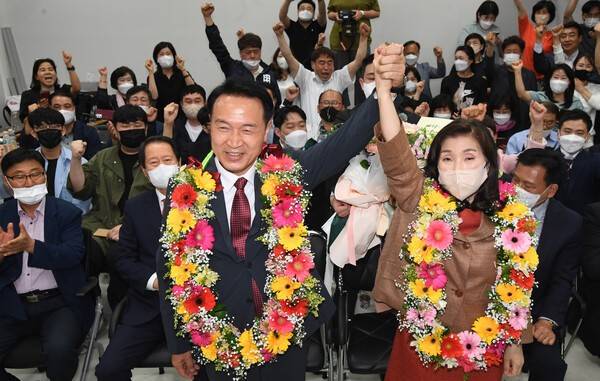 임태희 당시 경기도교육감 후보가 수원특례시 영통구 광교SK뷰레이크타워에 위치한 선거사무소에서 당선이확실해지자 기뻐하고 있다.