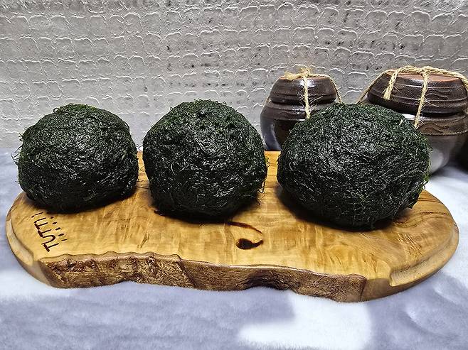 매생이는 엽록소와 식이섬유가 풍부해 소화흡수가 잘 되고 변비에도 탁월한 효과를 보여 남녀노소를 불문하고 폭넓은 사랑을 받고 있다. 최근에는 매생이를 이용한 요리법은 물론 다양한 웰빙 제품도 활발하게 개발되고 있다.