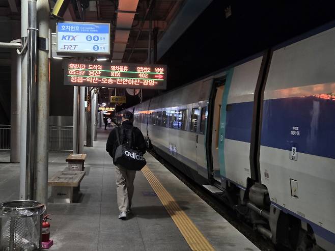 '호남권 최대 관문' 광주송정역도 새벽 5시 30분께 첫 차를 탑승하려는 승객들로 비교적 분주했다. /임지섭 기자 ljs@namdonews.com